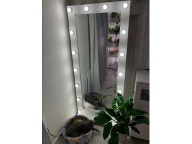 Выполненная работа: белое ростовое зеркало в раме с подсветкой лампочками
